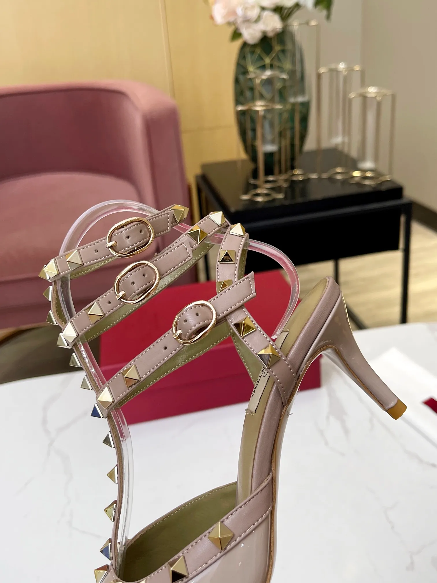 👟👟Ex-factory price 520 👟👟 Women's shoes Women's clothing Women's shoes Women's clothing Women's shoes Women's clothing 𝑉𝐴𝐿𝐸𝑁𝑇𝐼𝑁𝑂👠 Valentino new spring and summer (new generation full-faced cowhide) sandals The unique [unique V family rivet design] brings out a full sense of high-end, and the new season will live up to expectations! Worth buying★Absolutely high-grade❥Original method, Absolutely sensual❥Elegant style, creating a different feeling, simple and elegant style!  Code number: 35-39 (34.40.41.42 is customized and non-returnable) Inner lining: sheepskin lining, genuine leather outsole Heel height: 9.5cm (two-ring strap) 6.5cm (three-ring strap)